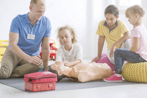 Schulungsausrüstung: AED und Übungspuppen
