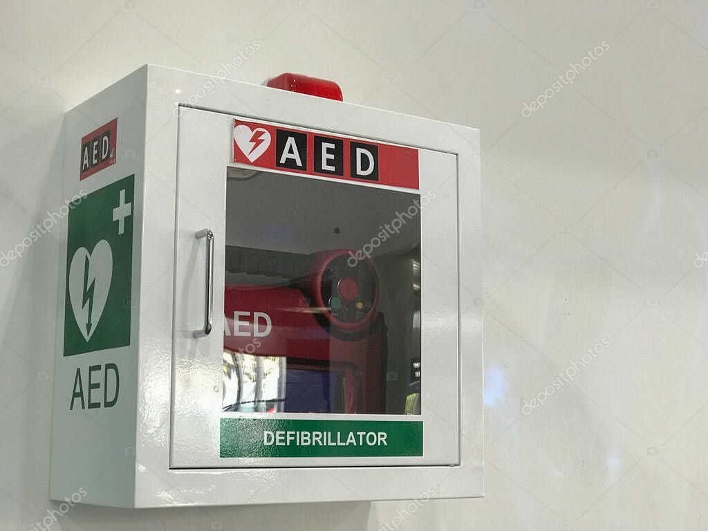 AED wird an Trainingspuppe eingesetzt