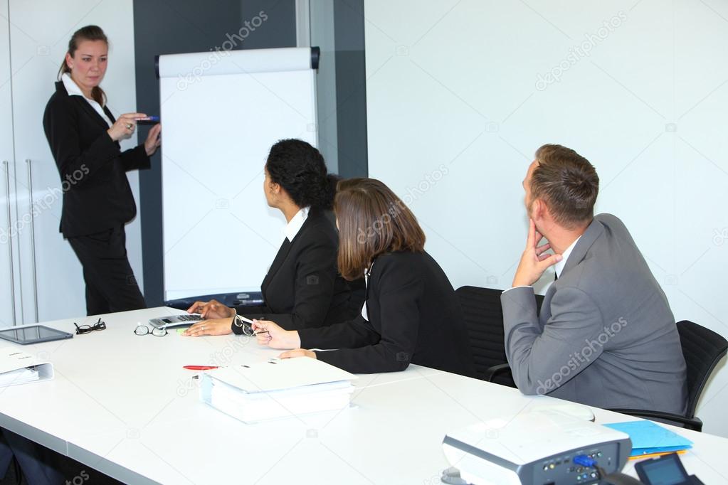 Team trainiert Notfallszenario in Praxisräumen