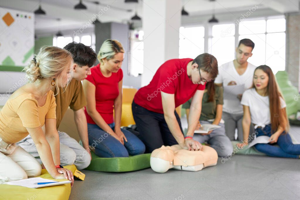 Pflegedienst-Team trainiert Notfallszenario