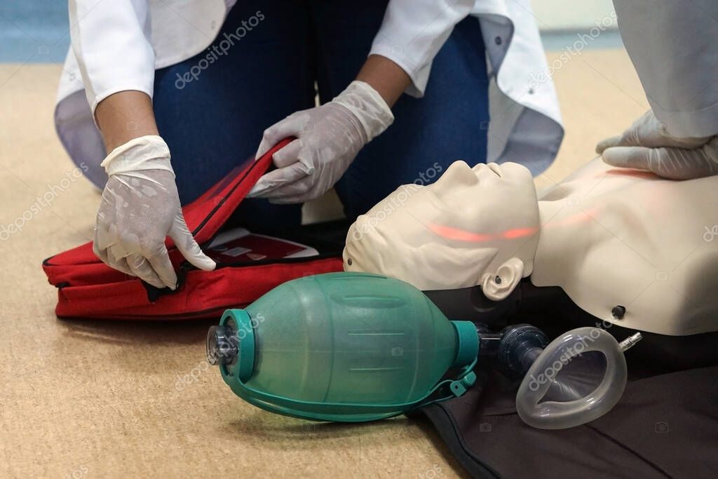 BLS-Training mit Reanimationspuppe und AED