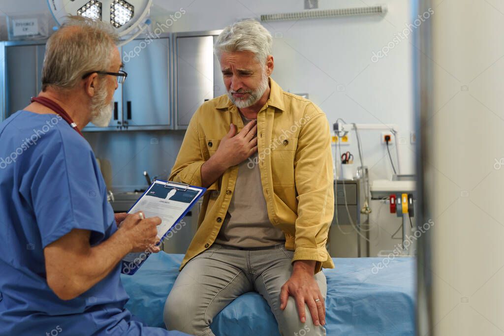 ECG und Erstmaßnahmen bei Brustschmerz