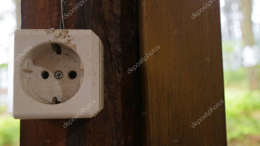 Steckdose und Zugangstür